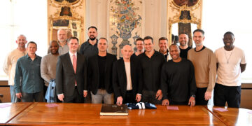 Die Mannschaft von 2005 beim Empfang im
Rokokosaal (v.l.n.r.): Rick Stafford, Philip Först, Derrick Taylor, Uvis
Helmanis, Bürgermeister Jonas Glüsenkamp, Dirk Mädrich, Head
Coach Dirk Bauermann, Manager Wolfgang Heyder, Volkmar Zapf,
Hurl Beechum, Steffen Hamann, Demond Mallet, Ivan Pavic, Chris
Ensminger, Koko Archibong. Quelle: Stadt Bamberg, Gerhard Beck