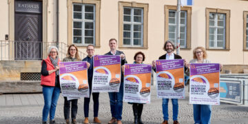 Präsentieren das Programm der 13. Internationalen
Wochen gegen Rassismus (von links): Andrea Dittrich (Bamberger
Bündnis gegen Rechtsextremismus und Rassismus), Julia Mari
(Jugendmigrationsdienst des SKF e. V.), Samer Rahhal (Koordinator
des Migrantinnen- und Migrantenbeirats der Stadt Bamberg), Zweiter
Bürgermeister Jonas Glüsenkamp, Mitra Sharifi und Dr. Marco
Depietri (Vorsitzende des Migrant:innenbeirats), Nuray Fidangül
(stellvertretende Vorsitzende des MiB). Quelle: Stadt Bamberg, Sonja Seufferth