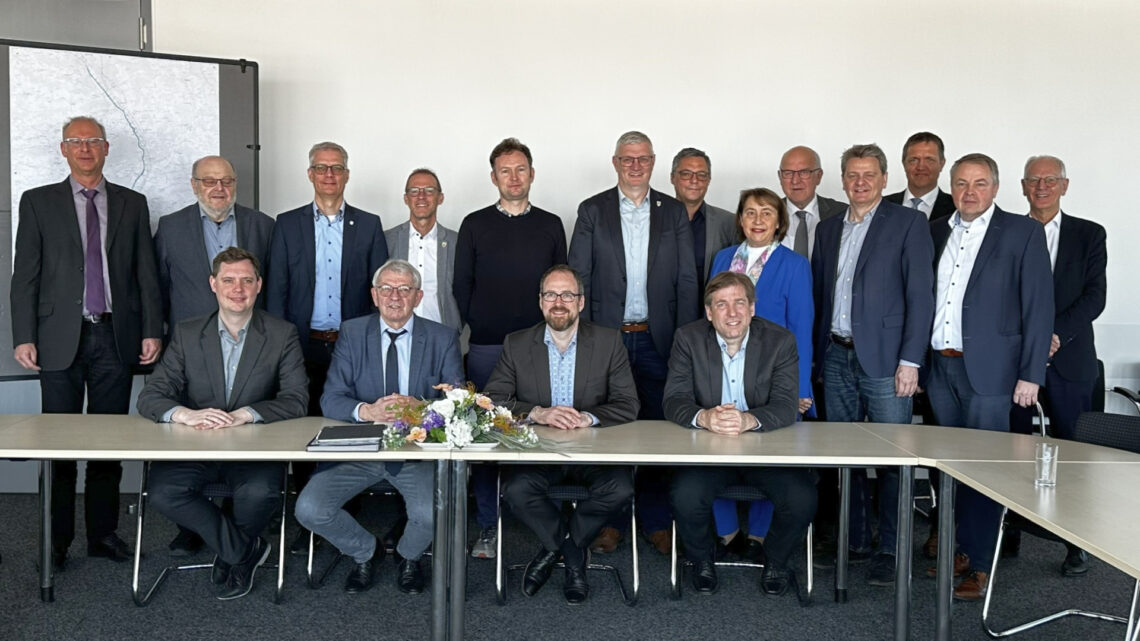 Gruppenbild: Unterzeichnung der Interkommunalen Kooperationsvereinbarung. Quelle: Landratsamt Bamberg/Strauß