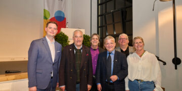 Zweiter Bürgermeister Jonas Glüsenkamp, Festredner
Dr. Ludwig Spaenle, Dr. Ludwig Unger vom Historischen Verein,
Stadtarchiv-Direktor Horst Gehringer, Dritter Bürgermeister Wolfgang
Metzner und vhs-Leiterin Dr. Anna Scherbaum. Quelle: Stadtarchiv Bamberg, Jürgen Schraudner