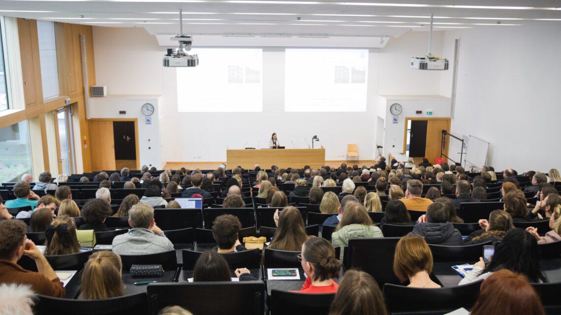 Bei der Infomesse stellen Einrichtungen wie das Sprachenzentrum, aber auch einzelne Studiengänge ihre Angebote vor und bieten Aktionen zum Mitmachen an. Quelle: Benjamin Herges/Universität Bamberg