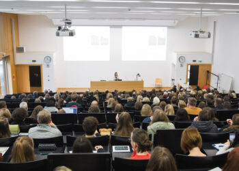 Bei der Infomesse stellen Einrichtungen wie das Sprachenzentrum, aber auch einzelne Studiengänge ihre Angebote vor und bieten Aktionen zum Mitmachen an. Quelle: Benjamin Herges/Universität Bamberg
