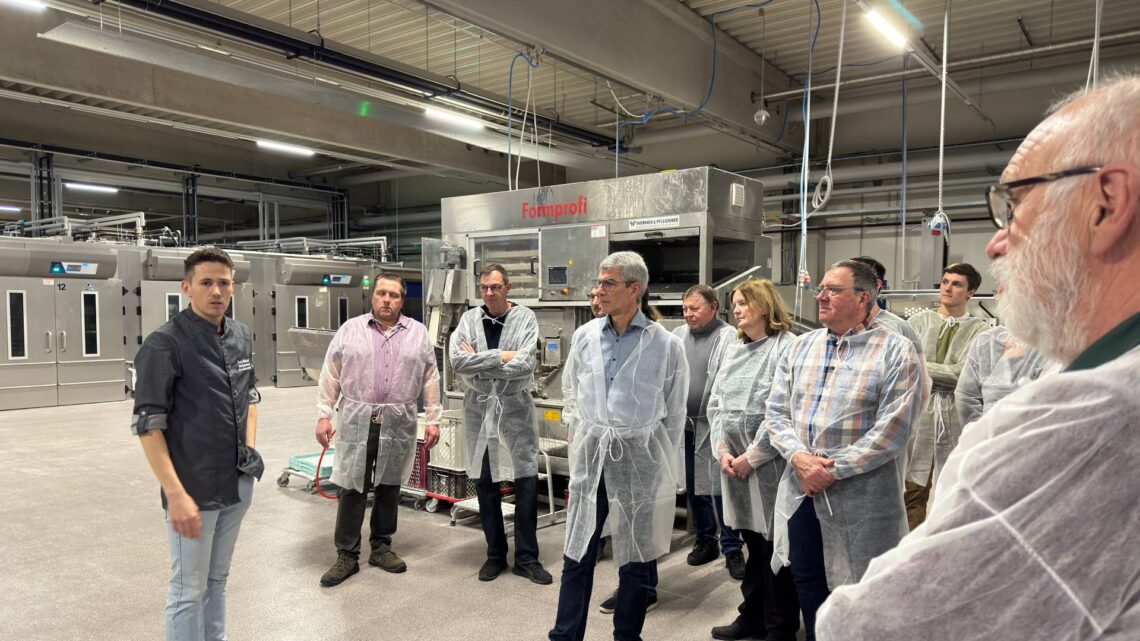 Toni Burkard erklärt die Schritte in der Produktion. Quelle: Landratsamt Bamberg/Nastvogel