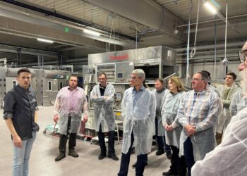 Toni Burkard erklärt die Schritte in der Produktion. Quelle: Landratsamt Bamberg/Nastvogel