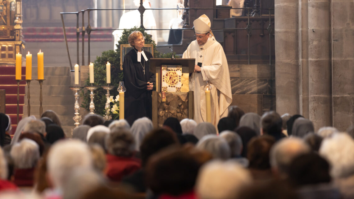 Sabine Hirschmann, Dekanin des Evangelisch-Lutherischen Dekanats Bamberg, und Erzbischof Herwig Gössl bei der Dialogpredigt im Bamberger Dom,  Kunigundentag am 8. März 2025. Quelle: Pressestelle Erzbistum Bamberg / Dominik Schreiner