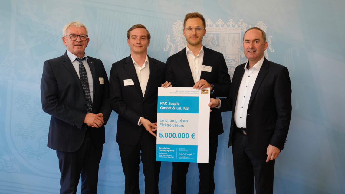Landrat Johann Kalb, Jannik Hoffmann und Frederik vom Scheidt (beide Pacifico Energy Partners GmbH) und Bayerischer Staatsminister für Wirtschaft, Landesentwicklung und Energie Hubert Aiwanger. Quelle: StMWi