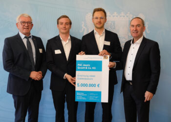 Landrat Johann Kalb, Jannik Hoffmann und Frederik vom Scheidt (beide Pacifico Energy Partners GmbH) und Bayerischer Staatsminister für Wirtschaft, Landesentwicklung und Energie Hubert Aiwanger. Quelle: StMWi
