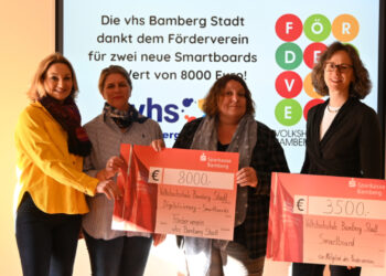 Der vhs-Förderverein und eines seiner Mitglieder
spenden insgesamt 11.5000 Euro für die Anschaffung drei neuer
Smartboards in der Volkshochschule Bamberg Stadt (v.li.):
Stellvertretende Vorsitzende Marion Zachert, vhs-Leiterin Dr. Anna
Scherbaum, Vorsitzende Ulrike Siebenhaar und Schriftführerin Andrea
Grodel. Quelle: Stadt Bamberg, Rebecca Ammon