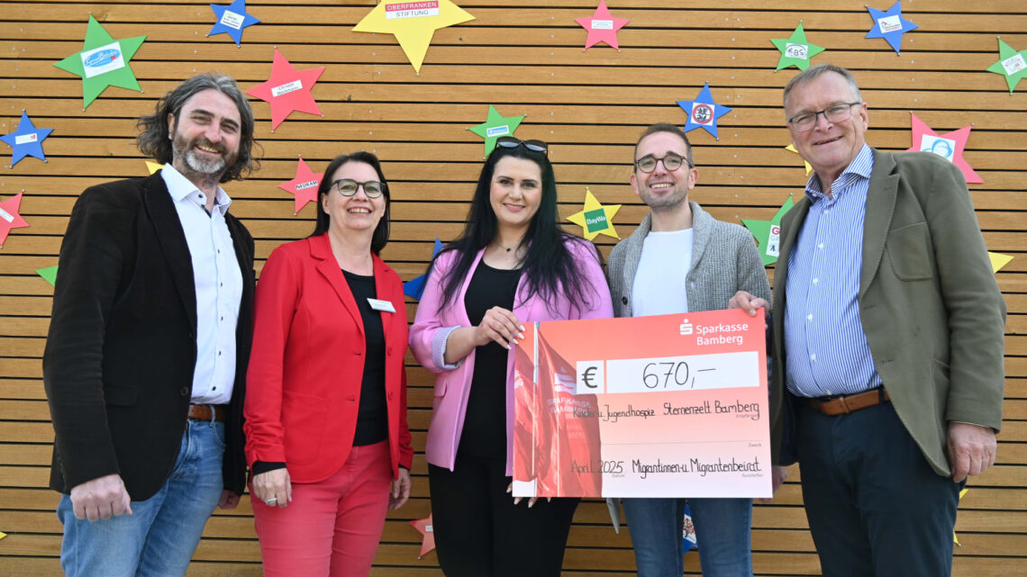 Übergabe der Spenden, die am interkulturellen
Fastenbrechen des Migrantinnen- und Migrantenbeirats der Stadt
Bamberg (MiB) für das Kinder- und Jugendhospiz Sternenzelt
gesammelt wurden (v.l.): Marco Depietri, Co-Vorsitzender des MiB,
Hospizleiterin Beate Neumeister, Hadeel Hasan vom MiB-
Organisationsteam, Samer Rahhal vom Amt für Inklusion der Stadt
Bamberg und Oberbürgermeister Andreas Starke. Quelle: Stadt Bamberg, Anna Lienhardt
