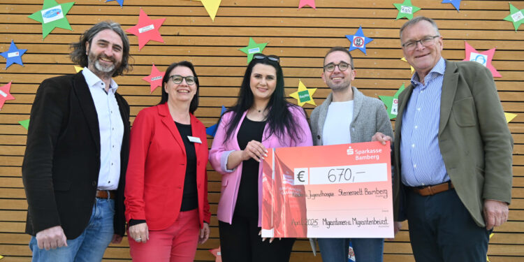 Übergabe der Spenden, die am interkulturellen
Fastenbrechen des Migrantinnen- und Migrantenbeirats der Stadt
Bamberg (MiB) für das Kinder- und Jugendhospiz Sternenzelt
gesammelt wurden (v.l.): Marco Depietri, Co-Vorsitzender des MiB,
Hospizleiterin Beate Neumeister, Hadeel Hasan vom MiB-
Organisationsteam, Samer Rahhal vom Amt für Inklusion der Stadt
Bamberg und Oberbürgermeister Andreas Starke. Quelle: Stadt Bamberg, Anna Lienhardt