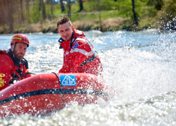 Training in Bambergs Gewässern: Rettungskräfte proben den Ernstfall 11 Kameraden der DLRG der Wasserwacht und der üben
gemeinsam verschiedene Fahrmanöver. Quelle: Stadt Bamberg, Sonja Seufferth