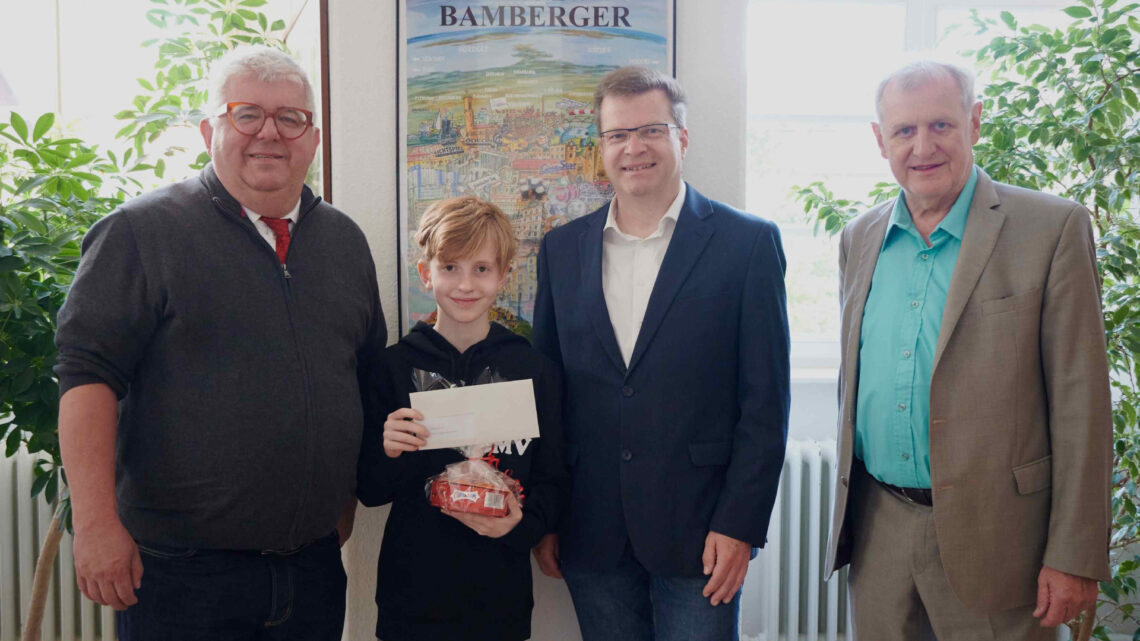 Dritter Bürgermeister Wolfgang Metzner, Felix Schmid, Betreuungslehrer Stefan Gärtig und stellvertretender Landrat Bruno Kellner freuen sich über die Auszeichnung des jungen Erfinders bei 'Jugend forscht junior'. Quelle: Stadt Bamberg, Stefanie Schuhmann