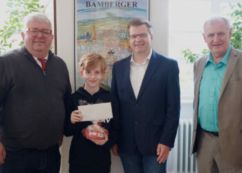 Tüfteln in Bamberg: Schüler überzeugt bei Jugend forscht junior 17 Dritter Bürgermeister Wolfgang Metzner, Felix Schmid, Betreuungslehrer Stefan Gärtig und stellvertretender Landrat Bruno Kellner freuen sich über die Auszeichnung des jungen Erfinders bei 'Jugend forscht junior'. Quelle: Stadt Bamberg, Stefanie Schuhmann