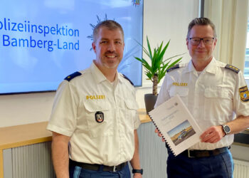 Bild der Dienststellenleitung der PI Bamberg-Land (links: Polizeirat Daniel Hartmann, stellv. Dienststellenleiter; rechts: Polizeidirektor Alexander Streng, Dienststellenleiter). Quelle: Polizeiinspektion Bamberg-Land