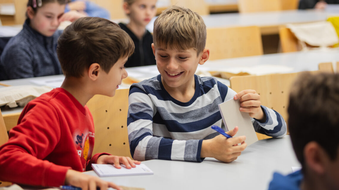 Bei der Kinder-Uni an der Universität Bamberg werden Schülerinnen und Schüler zu Forschenden. Quelle: Benjamin Herges/Universität Bamberg
