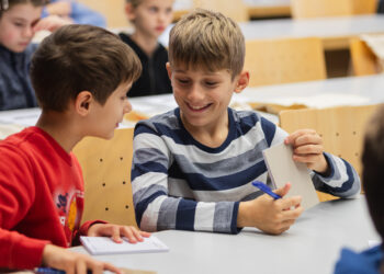 Bei der Kinder-Uni an der Universität Bamberg werden Schülerinnen und Schüler zu Forschenden. Quelle: Benjamin Herges/Universität Bamberg