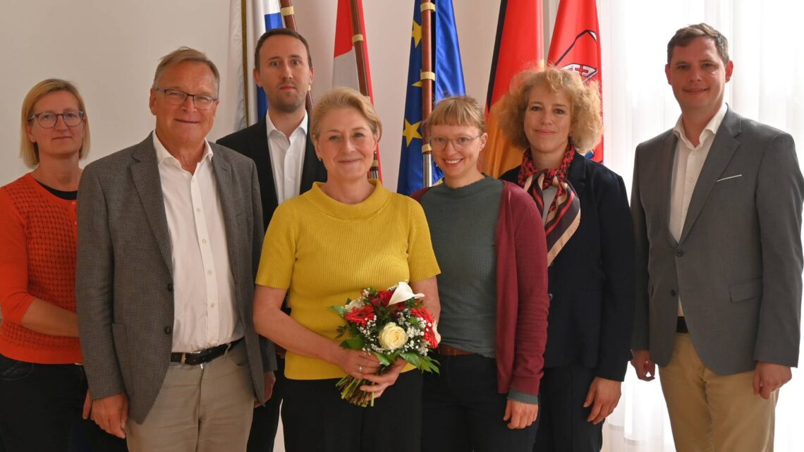 Zum Abschied gab es viel Anerkennung für die Arbeit von Esther
Gratz (Mitte). Auf dem Gruppenbild sind zu sehen (v. l.) Dr. Ramona
Wenzel (Amt für Inklusion), Oberbürgermeister Andreas Starke,
Bastian Sauer (Regionssekretär Deutscher Gewerkschaftsbund und
Sprecher des Begleitausschusses), Helene Hohmann (zuständig für
Demokratieförderung in der Stadtverwaltung), Brigitte Hanft
(Verwaltungsleiterin Evangelisches Bildungs- und Tagungszentrum
Bad Alexandersbad) und Bürgermeister Jonas Glüsenkamp. Quelle: Stadt Bamberg, Michael Memmel