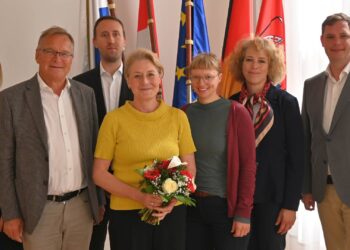 Zum Abschied gab es viel Anerkennung für die Arbeit von Esther
Gratz (Mitte). Auf dem Gruppenbild sind zu sehen (v. l.) Dr. Ramona
Wenzel (Amt für Inklusion), Oberbürgermeister Andreas Starke,
Bastian Sauer (Regionssekretär Deutscher Gewerkschaftsbund und
Sprecher des Begleitausschusses), Helene Hohmann (zuständig für
Demokratieförderung in der Stadtverwaltung), Brigitte Hanft
(Verwaltungsleiterin Evangelisches Bildungs- und Tagungszentrum
Bad Alexandersbad) und Bürgermeister Jonas Glüsenkamp. Quelle: Stadt Bamberg, Michael Memmel
