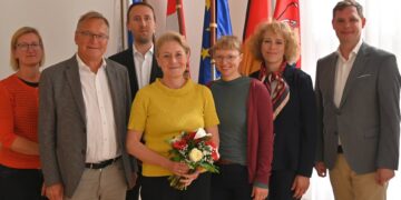 Zum Abschied gab es viel Anerkennung für die Arbeit von Esther
Gratz (Mitte). Auf dem Gruppenbild sind zu sehen (v. l.) Dr. Ramona
Wenzel (Amt für Inklusion), Oberbürgermeister Andreas Starke,
Bastian Sauer (Regionssekretär Deutscher Gewerkschaftsbund und
Sprecher des Begleitausschusses), Helene Hohmann (zuständig für
Demokratieförderung in der Stadtverwaltung), Brigitte Hanft
(Verwaltungsleiterin Evangelisches Bildungs- und Tagungszentrum
Bad Alexandersbad) und Bürgermeister Jonas Glüsenkamp. Quelle: Stadt Bamberg, Michael Memmel
