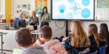 Lioba Stadler und Julie Noe besprechen mit der 9. Klasse der Mittelschule Stegaurach wichtige Leitlinien für konstruktive Diskussionen in Demokratien. Quelle: Landratsamt Bamberg / Bria
