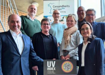 Bei einem Treffen im April im Landratsamt Bamberg übergab die Gesundheitsregionplus Bamberg gemeinsam mit der Arbeitsgemeinschaft Dermatologische Prävention e.V. die neuen UV-Index-Tafeln an die Gemeinden Schlüsselfeld, Scheßlitz, Zapfendorf und Hallstadt sowie an die Stadtwerke Bamberg. Quelle: Landratsamt Bamberg/Großmann
