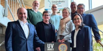 Bei einem Treffen im April im Landratsamt Bamberg übergab die Gesundheitsregionplus Bamberg gemeinsam mit der Arbeitsgemeinschaft Dermatologische Prävention e.V. die neuen UV-Index-Tafeln an die Gemeinden Schlüsselfeld, Scheßlitz, Zapfendorf und Hallstadt sowie an die Stadtwerke Bamberg. Quelle: Landratsamt Bamberg/Großmann