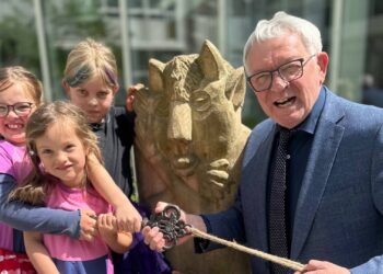 'Burgherr' Landrat Johann Kalb übergibt den Schlüssel zur Giechburg an die Kinder (Foto: Landratsamt Bamberg/Oliver Schulz-Mayr)