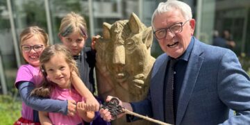 'Burgherr' Landrat Johann Kalb übergibt den Schlüssel zur Giechburg an die Kinder (Foto: Landratsamt Bamberg/Oliver Schulz-Mayr)
