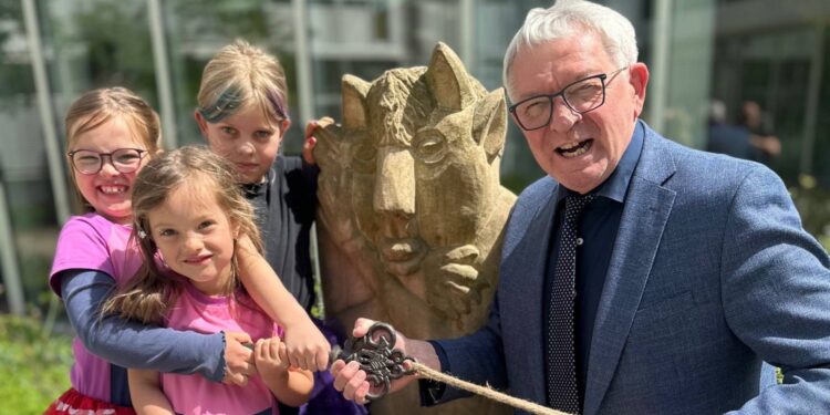 'Burgherr' Landrat Johann Kalb übergibt den Schlüssel zur Giechburg an die Kinder (Foto: Landratsamt Bamberg/Oliver Schulz-Mayr)