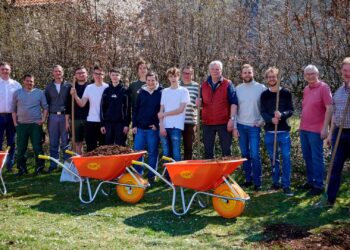 Zahlreiche Mitglieder der Kirchengemeinde und Schüler des
Dientzenhofer Gymnasiums packten mit an. Quelle: Stadt Bamberg, Sonja Seufferth