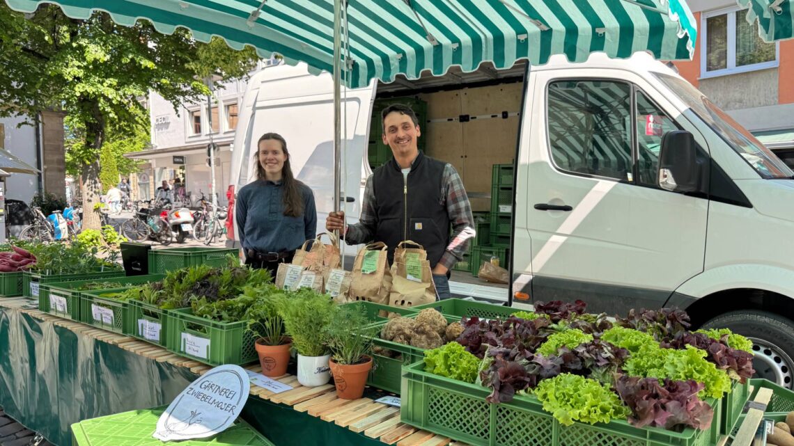 Simon Moser mit Mitarbeiterin Nelly Düsel am Marktstand. Quelle: Landratsamt Bamberg / Nastvogel