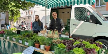 Simon Moser mit Mitarbeiterin Nelly Düsel am Marktstand. Quelle: Landratsamt Bamberg / Nastvogel
