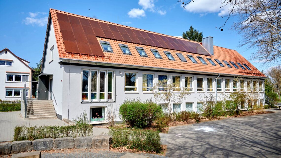 Die neue Photovoltaikanlage auf dem Schulhaus in Bug soll
das Gebäude vollständig mit Strom versorgen. Quelle: Stadt Bamberg, Sonja Seufferth