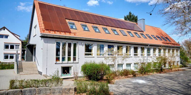 Die neue Photovoltaikanlage auf dem Schulhaus in Bug soll
das Gebäude vollständig mit Strom versorgen. Quelle: Stadt Bamberg, Sonja Seufferth