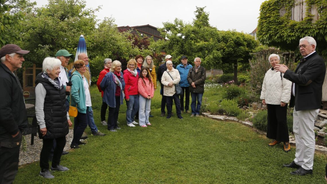 Vernetzungstreffen Naturgarten 2025 im Landkreis Bamberg 10 Begrüßung im Garten der Familie Schlund, Buttenheim Quelle: Kreisverbandes für Gartenbau und Landespflege Bamberg/Alexandra Klemisch