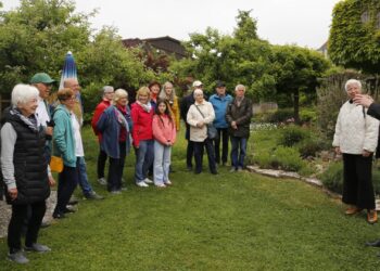 Vernetzungstreffen Naturgarten 2025 im Landkreis Bamberg 13 Begrüßung im Garten der Familie Schlund, Buttenheim Quelle: Kreisverbandes für Gartenbau und Landespflege Bamberg/Alexandra Klemisch