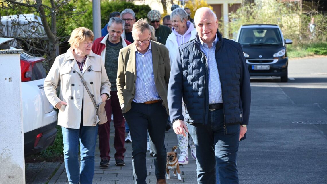 Zu Fuß ging es durch Kramersfeld. Oberbürgermeister Starke
(Mitte) im Gespräch mit einer Bürgerin, vorne
Bürgervereinsvorsitzender Hans-Jürgen Bengel. Quelle: Stadt Bamberg, Steffen Schützwohl