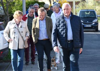 Zu Fuß ging es durch Kramersfeld. Oberbürgermeister Starke
(Mitte) im Gespräch mit einer Bürgerin, vorne
Bürgervereinsvorsitzender Hans-Jürgen Bengel. Quelle: Stadt Bamberg, Steffen Schützwohl