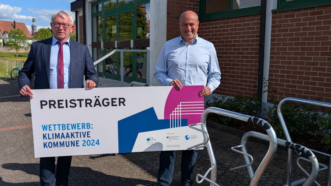 Landkreis Bamberg investiert in Fahrrad-Infrastruktur 10 v.l.n.r.: Landrat Johann Kalb übergibt eine der Fahrradparkanlagen an Bürgermeister Johannes Krapp in Schlüsselfeld. Quelle: LRA Bamberg/Jochen Strauß