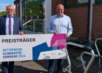 Landkreis Bamberg investiert in Fahrrad-Infrastruktur 12 v.l.n.r.: Landrat Johann Kalb übergibt eine der Fahrradparkanlagen an Bürgermeister Johannes Krapp in Schlüsselfeld. Quelle: LRA Bamberg/Jochen Strauß