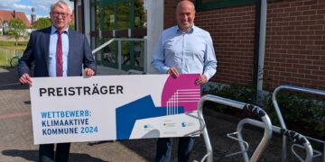 v.l.n.r.: Landrat Johann Kalb übergibt eine der Fahrradparkanlagen an Bürgermeister Johannes Krapp in Schlüsselfeld. Quelle: LRA Bamberg/Jochen Strauß