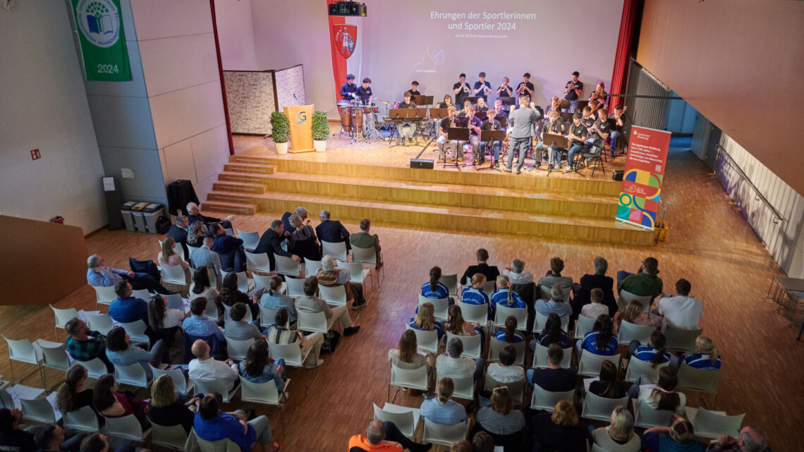Die Sportlerehrung fand im Foyer des Clavius-Gymnasiums
statt. Die Schulband begleitete die Veranstaltung. Quelle: Stadt Bamberg, Sonja Seufferth