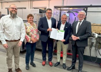 Bayerns Umwelt- und Verbraucherschutzminister Thorsten Glauber und Landrat Johann Kalb überreichen gemeinsam mit Doris Roppelt, Zweiter Bürgermeisterin der Gemeinde Altendorf, die Urkunde zum Umweltpakt Bayern an Alexander Lind und Andreas Behrens von der Firma LOESCH Verpackungstechnik GmbH + Co. KG. Quelle: Krombholz.