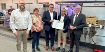 Bayerns Umwelt- und Verbraucherschutzminister Thorsten Glauber und Landrat Johann Kalb überreichen gemeinsam mit Doris Roppelt, Zweiter Bürgermeisterin der Gemeinde Altendorf, die Urkunde zum Umweltpakt Bayern an Alexander Lind und Andreas Behrens von der Firma LOESCH Verpackungstechnik GmbH + Co. KG. Quelle: Krombholz.