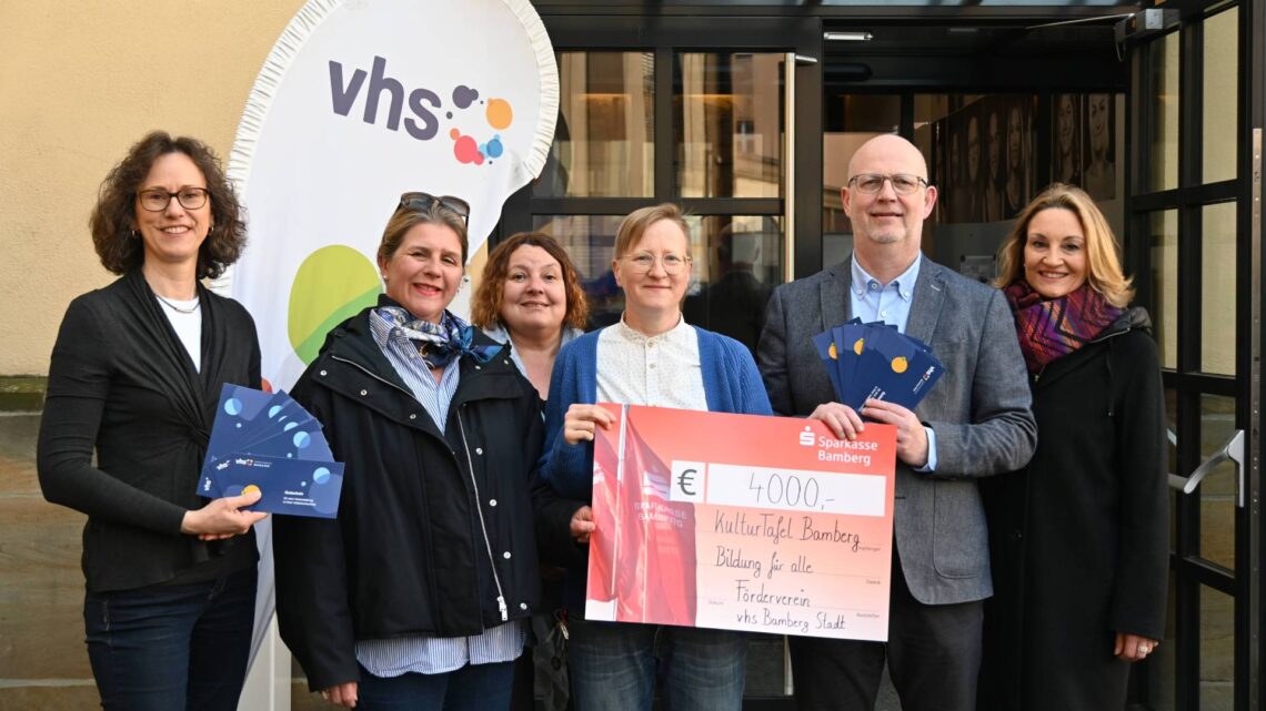 Der vhs-Förderverein spendet der KulturTafel 4.000
Euro (v. l.:) Schriftführerin Andrea Grodel, vhs-Leiterin Dr. Anna
Scherbaum, Vorsitzende Ulrike Siebenhaar, KulturTafel-Leiterin
Susanne Kleist, Fred Schäfer (Diakonie) und stellvertretende
Vorsitzende Marion Zachert. Quelle: Stadt Bamberg, Rebecca Ammon