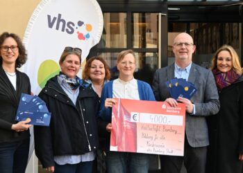 Der vhs-Förderverein spendet der KulturTafel 4.000
Euro (v. l.:) Schriftführerin Andrea Grodel, vhs-Leiterin Dr. Anna
Scherbaum, Vorsitzende Ulrike Siebenhaar, KulturTafel-Leiterin
Susanne Kleist, Fred Schäfer (Diakonie) und stellvertretende
Vorsitzende Marion Zachert. Quelle: Stadt Bamberg, Rebecca Ammon