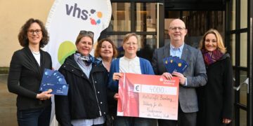 Der vhs-Förderverein spendet der KulturTafel 4.000
Euro (v. l.:) Schriftführerin Andrea Grodel, vhs-Leiterin Dr. Anna
Scherbaum, Vorsitzende Ulrike Siebenhaar, KulturTafel-Leiterin
Susanne Kleist, Fred Schäfer (Diakonie) und stellvertretende
Vorsitzende Marion Zachert. Quelle: Stadt Bamberg, Rebecca Ammon