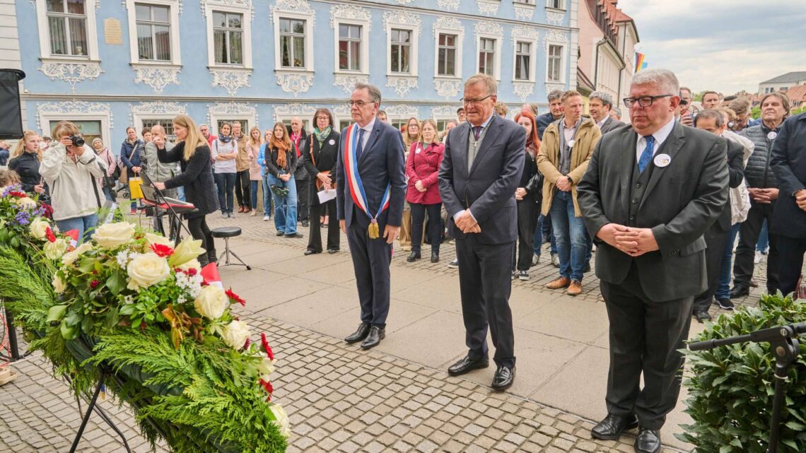 Gedenken an 80 Jahre Kriegsende (v.l.): Gemeinsam mit dem
Bürgermeister der Partnerstadt Rodez, Christian Teyssèdre, legten
Oberbürgermeister Andreas Starke, Dritter Bürgermeister Wolfgang
Metzner und SPD-Fraktionschef Heinz Kuntke (nicht im Bild) Kränze
vor den Gedenktafeln an der Unteren Brücke nieder. Quelle: Stadtarchiv Bamberg, Jürgen Schraudner