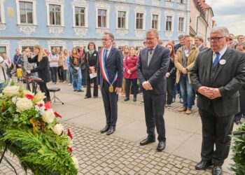 Gedenken an 80 Jahre Kriegsende (v.l.): Gemeinsam mit dem
Bürgermeister der Partnerstadt Rodez, Christian Teyssèdre, legten
Oberbürgermeister Andreas Starke, Dritter Bürgermeister Wolfgang
Metzner und SPD-Fraktionschef Heinz Kuntke (nicht im Bild) Kränze
vor den Gedenktafeln an der Unteren Brücke nieder. Quelle: Stadtarchiv Bamberg, Jürgen Schraudner