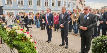 Gedenken an 80 Jahre Kriegsende (v.l.): Gemeinsam mit dem
Bürgermeister der Partnerstadt Rodez, Christian Teyssèdre, legten
Oberbürgermeister Andreas Starke, Dritter Bürgermeister Wolfgang
Metzner und SPD-Fraktionschef Heinz Kuntke (nicht im Bild) Kränze
vor den Gedenktafeln an der Unteren Brücke nieder. Quelle: Stadtarchiv Bamberg, Jürgen Schraudner